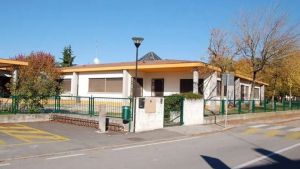 Entra in asilo e deruba le bidelle: fermato mentre faceva acquisti