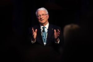 Elliott elevates challenge for Chaney