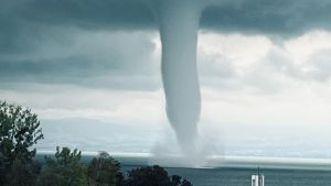 Über die Bodensee-Wasserhose spricht die ganze Welt! Nur nimmt sie es dabei nicht so genau...