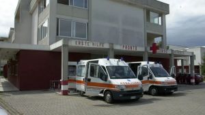 Cade dalla bici per evitare un’auto, poi un’altra vettura le schiaccia la mano: l’incidente a Bibione