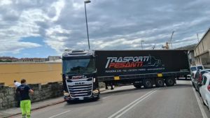 Camion di traverso in via Caduti del lavoro: viabilità interrotta