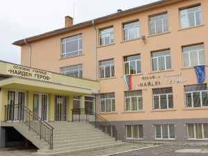 Пращат първокласник от „Меден рудник“ на училище в „Славейков“
