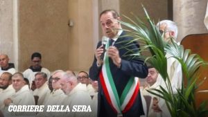 Clemente Mastella ai fedeli nella Basilica di Benevento: «Pregate per me. Sono malato, spero di farcela»