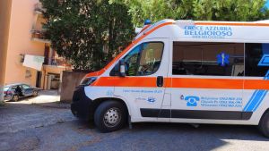 Auto in discesa senza nessuno al volante, travolta 11enne