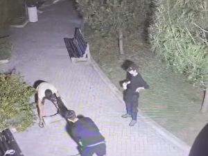 Познавате ли ги? Вижте как тези младежи разбиха пейка в Борисовата градинка на Бургас (ВИДЕО)