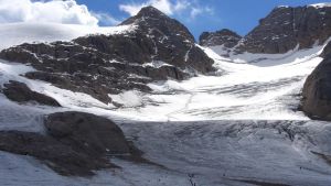 Ghiacciai in sofferenza e piogge imprevedibili mettono in crisi i campi. Il climatologo Gaetani: «Dovremo fare scelte strategiche»