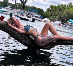 Мъж се хвърли под водата срещу 6-метров звяр, за да спаси любимата си