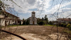 Ronchi dei Legionari, a Soleschiano la festa di San Tommaso si sposta in cantina: chiesetta chiusa per restauri