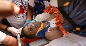 Rescatan con vida a vigilante tras pasar 8 días bajo los escombros del terremoto