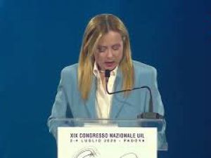 Meloni a Congresso Uil: Confronto con sindacati cifra dell’azione del Governo