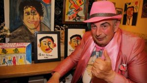 Addio Abramo Orlandini, pittore e ‘maggiordomo’ tv di Vittorio Sgarbi: “Un’icona di eleganza e ironia a Reggio Emilia”