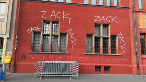 «Hurensohn Politiker*innen» – ein Grafitto wirft Fragen auf