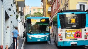 Due autobus si urtano in via Ciamician a Trieste, strada bloccata