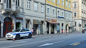 Sosta selvaggia in via Ghega a Trieste, interviene la polizia locale