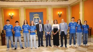 El Bádminton Oviedo se despide de la temporada 2025-2026 con un homenaje en el Ayuntamiento de Oviedo