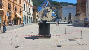 Danni alla scultura, il corriere scappa. Preso e multato
