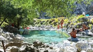 La guerra delle pozze. Bagni al fiume “privatizzati”, protestano i residenti