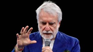 Bufera su Paolo Crepet: “Metà del budget (16mila euro) per un solo incontro”
