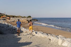 Las playas más erosionadas del área de Barcelona se quedan un verano más sin aportación extra de arena: 