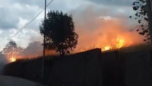 Maltempo, fulmini e incendi in Friuli: residenti con i secchi per salvare le case