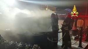 Incendio nella notte ai Bagni Ermete di Torrette: fiamme nella vasca idromassaggio