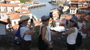 Clemen, la pixueta que “viajó” a Londres sin moverse del anfiteatro de Cudillero
