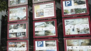El Gobierno rebaja los requisitos de los avales a jóvenes y familias para la compra de viviendas tras su poco éxito