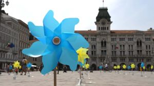 A Trieste torna Boramata: girandole nel vento di piazza Unità ricordando il Terremoto