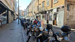 Urla, pugni, calci e lanci di bottiglie: ennesima rissa in via Settefontane a Trieste
