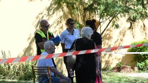 Incendio in una casa Ater a Pasiano: gli inquilini si salvano scappando sul tetto
