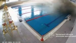 El momento en el que un dron ruso destruye una piscina con gente en Zaporiya