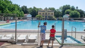 Tuffo mortale di notte in piscina: 28enne muore annegato dopo aver scavalcato la recinzione con tre amici