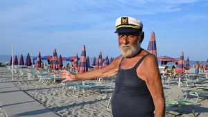 Guerrino e la politica dei prezzi bassi a Riccione: “Da me un lettino costa 4 euro e l’ombrellone è gratis”