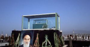 Funeral do líder iraniano: precedente teve até corpo de Khomeini virado
