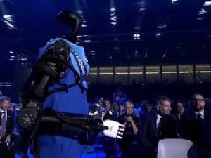 Meloni accolta da un robot umanoide al Congresso Uil: È un grande onore darle il benvenuto