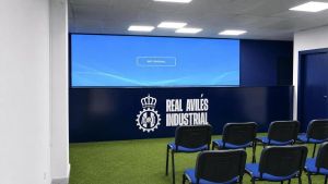 Diego Baeza, presidente del Avilés, realizará la mayor inversión de la historia en el Suárez Puerta: nuevo césped, remodelación por dentro y una U televisiva