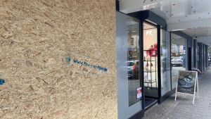 Erneuter Einbruch in Juweliergeschäft: Täter flüchtet mit Schmuck im fünfstelligen Wert