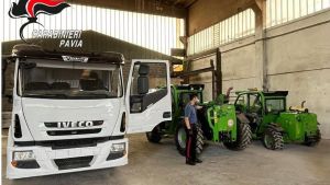 Capannone pieno di mezzi agricoli rubati a Torrevecchia Pia: quattro veicoli recuperati, denunciato il titolare