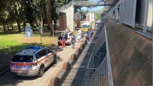 Uccide l’ex moglie in ospedale, poi si toglie la vita lanciandosi dalla finestra