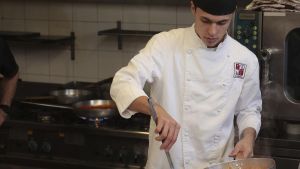 Lavoro in Toscana, ristorazione in cerca di oltre 11mila addetti. Ma gli operai specializzati restano introvabili