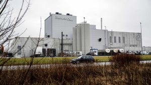 Topdirektør er fortid på omstridt fabrik med flere møgsager