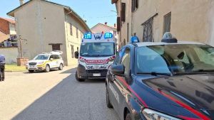 Sartirana, aggredito con un coltello per strada: 20enne ferito alle braccia, caccia all'aggressore