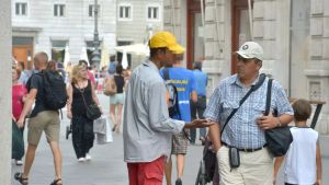 Crescono multe e sequestri per i mendicanti e i venditori abusivi di Trieste
