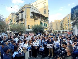 Spari a Montesanto, flash mob delle mamme e papà della Rete Sicurezza Minori: «No alla normalizzazione della violenza, più controlli»
