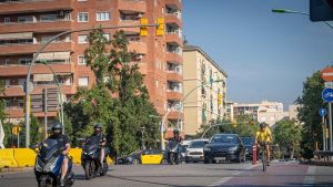 Barcelona pondrá un radar para multar a los conductores infractores en el cruce con más accidentes en 2025