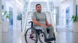 Un obrero obligado a trabajar sin contrato queda en silla de ruedas: 