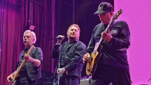 Los himnos punk de Sex Pistols dan un golpe de estado en el Rock Fest