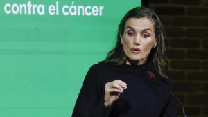Una periodista con corona