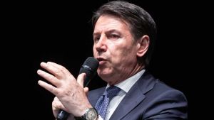 La mascherina del garantismo: sul Covid Conte denuncia la gogna dimenticando chi l'ha legittimata