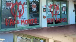 Scritte no vax, attacco alla sede della Cgil